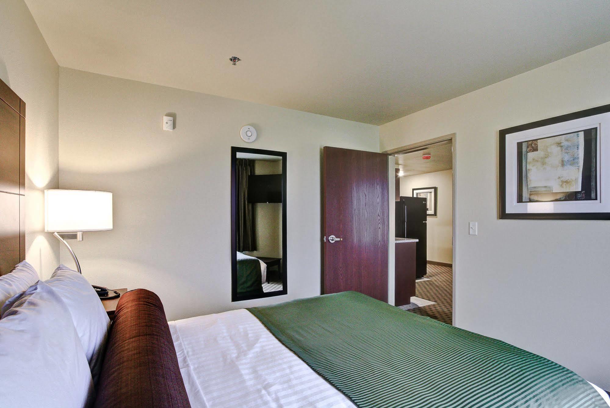 Cobblestone Hotel & Suites Pulaski/Green Bay Exterior photo